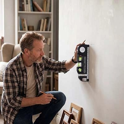 Niveau laser au mur 